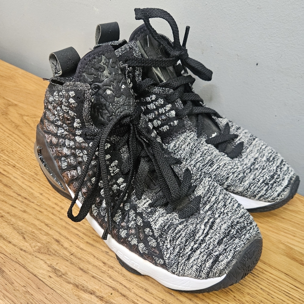 Lebron 17 ARENA Size 6Y Basketball or womens 7.5 sneakers